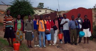 Pour la rentrée 2013, les plus grands des enfants parrainés sont venus récupérer les fournitures et frais d’inscription.