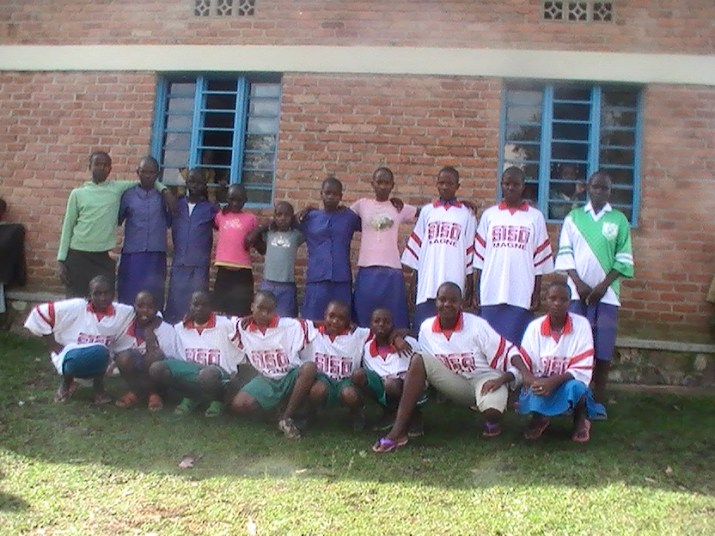 La deuxième équipe de football fière dans ses beaux maillots offerts par le Club Sportif de la Venise Verte