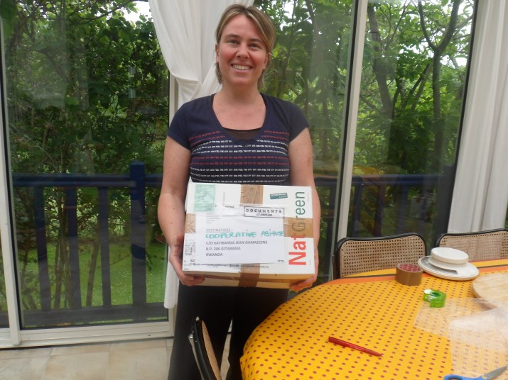 Delphine toute fière de son premier colis! Le travail d'emballage est d'autant plus agréable que fait ensemble, dans la bonne humeur. Nous espérons que les enfants qui recevront ces jouets ressentiront l'importance qu'ils ont à nos yeux, et dans nos coeurs. Au passage Nadine, nous te signalons que nous avons reçu les colis que tu as envoyés. MERCI