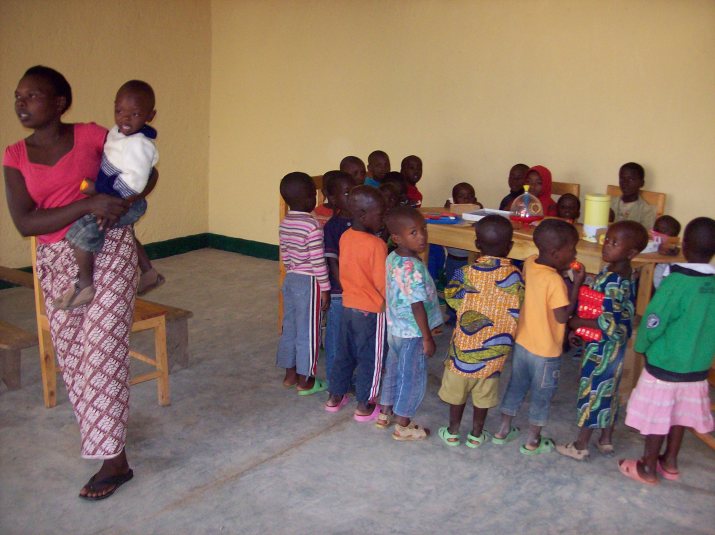 Pendant ce temps, les enfants de Bwira jouaient pour la première fois dans le bâtiment François maintenant terminé!