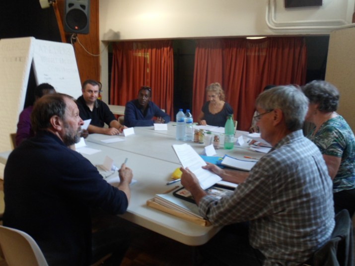 A partir de  nos projets :  Eau, Electricité, Construction Centre  Ubuntu ,  comment mettre en œuvre nos  actions pour qu’elles soient en adéquation avec les désirs, le potentiel et les besoins des habitants et des autorités de Bwira et qu’elles contribuent au développement des liens entre nous et eux ? un développement social local durable à Bwira  ? 