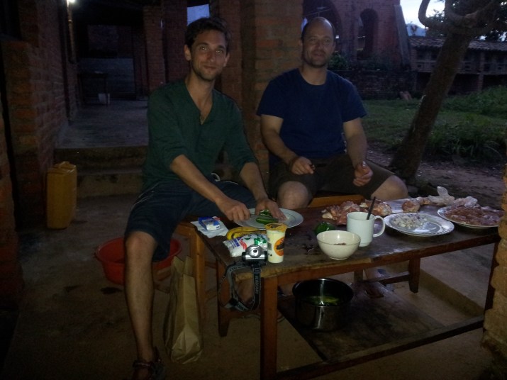 Témoignage d'un des convives : la nouveauté du jour, c'est qu'ils nous ont préparé le porc. C'était délicieux. Il était tellement bon que même les musulmans l'auraient mangés à leur insu. Demain j'en acheterai un autre. Ils sont bien ici. Demain ils vont monter vers Bwira.