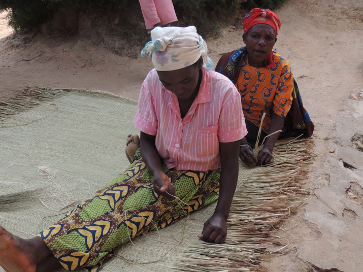 Les nattes serviront de tapis sur le sol en terre battue, pour poser le matelas, elles peuvent aussi servir de linceul pour les plus pauvres, … 