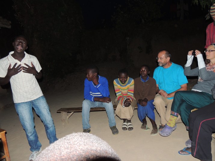 Chacun des enfants explique son parcours et ses projets, ses rêves … À la fin de la rencontre pour nous remercier,  Balthazar nous fait une démonstration de ses talents de chanteur Jazzy a cappella, plutôt pas mal… 