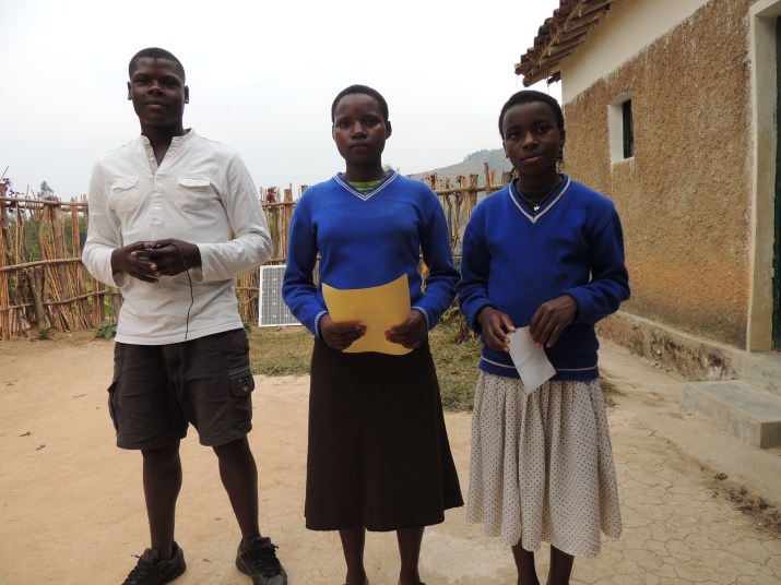 Les enfants parrainés nous apportent bulletins et courriers pour les parrains. Ici, Diogène, Drocelle et Dancille.